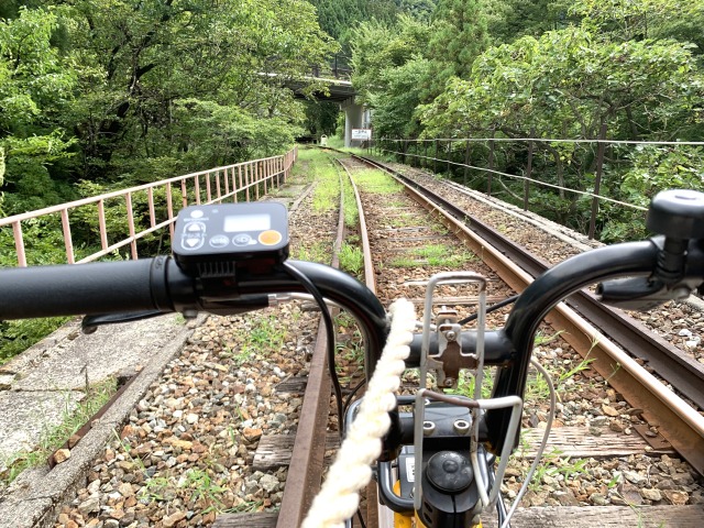 線路の上をマウンテンバイクで走るなんてなんか不思議！