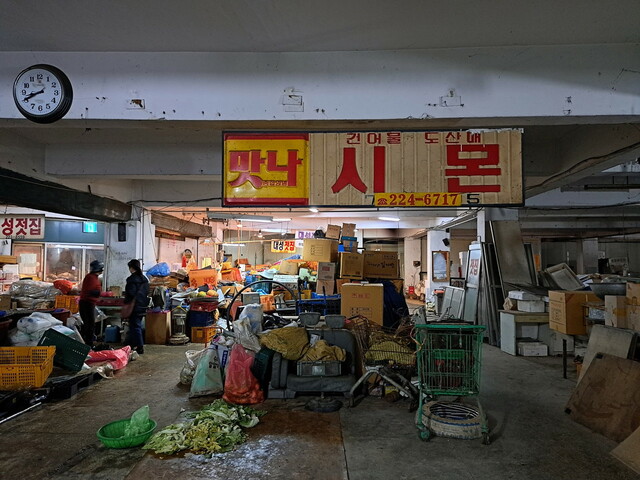 【美食と美酒の都、全州特集 vol.3】西部市場の内部。「干物　卸売　小売」と書かれた看板が積年を感じさせる