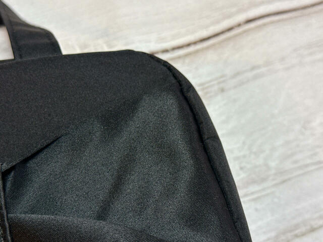 素材はポリエステル。本体はマットな質感の生地を使用している一方で、リボン部分には上品な光沢感のあるサテン調素材を採用