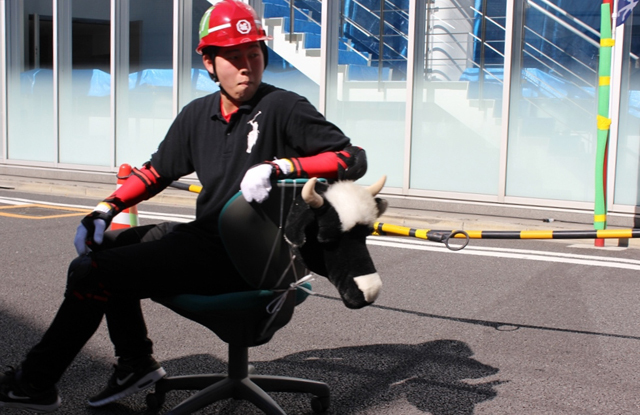 いす同士の熾烈な戦い! 「いす-1」グランプリの模様