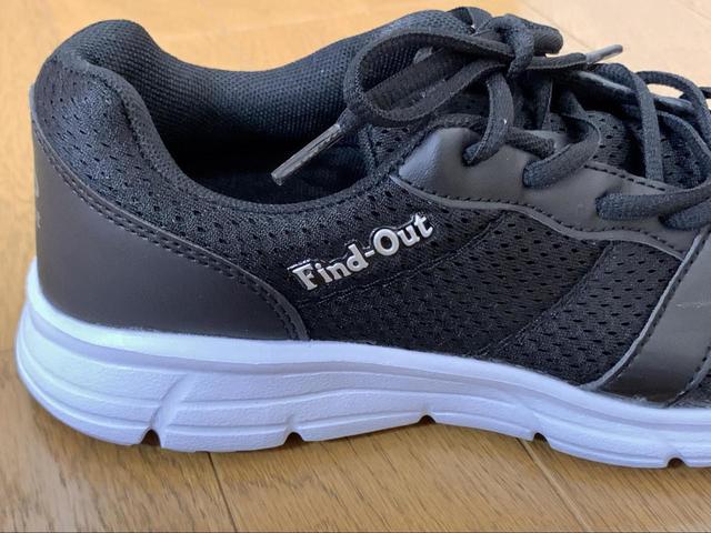 【ワークマン アスレシューズライト】銀色に輝く「Find-Out」の文字