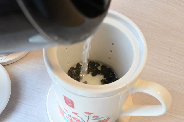 【ゴンチャ「Gong cha ORIGINAL HAPPINESS BAG 2025」】3)お湯を注ぐ