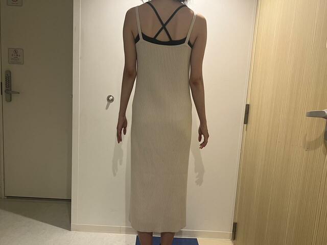 【GU　マルチウェイリブニットワンピース(長袖)】背中は結構開いているのでインナー選びには注意