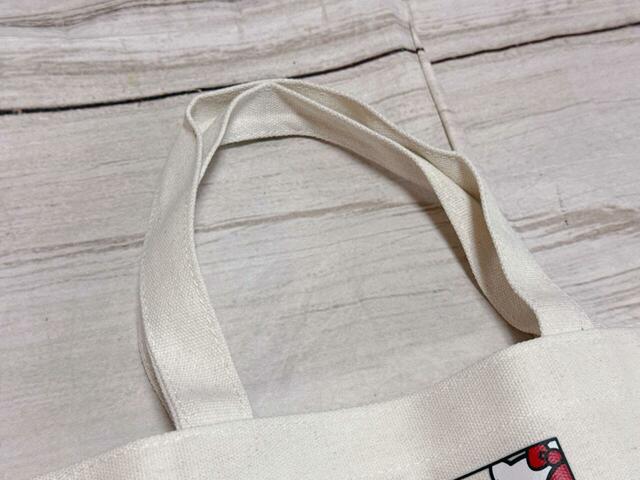 持ち手は肩がけができる長さですが、サイズ感的に肘にかけたり手で持つのがおすすめ