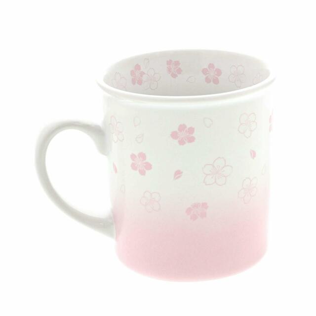 マグカップ 1,500円｜サイズ：直径約8×高さ約9cm｜東京ディズニーリゾート「サクラ」モチーフグッズ｜販売店舗：東京ディズニーランド「ギャグファクトリー/ファイブ・アンド・ダイム」、東京ディズニーシー「ベッラ・ミンニ・コレクション」｜発売日：2023年2月2日（木）