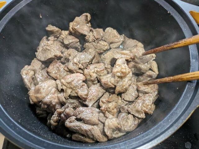 【アイリスオーヤマ 無加水鍋 COTOCO （MKSN-S20）】牛肉を焼き付けるのも同じ鍋で良いので後片付けも楽