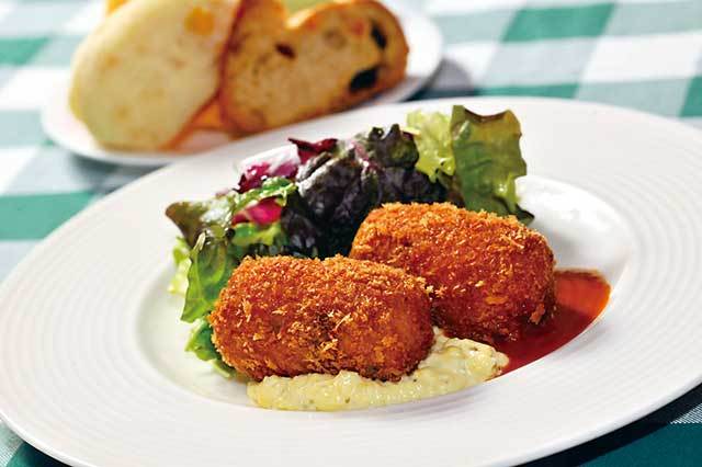 銀座木村家 3階グリル（東京／銀座） ズワイ蟹のクリームコロッケ 2色ソース 1800円 まろやかなクリームコロッケをタルタルソースとアメリケーヌでいただく。