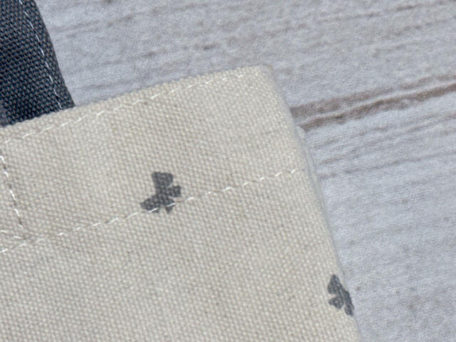 素材はポリエステル・綿。厚手で丈夫なコットンキャンバス調の生地です