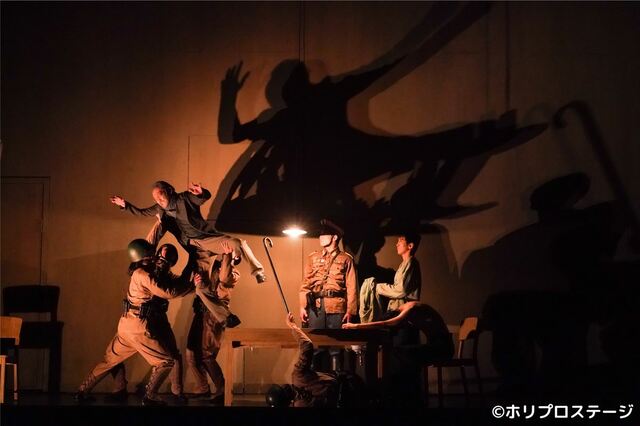 上）間宮：吹越満、右上）岡田トオル役：成河、右下）岡田トオル役：渡辺大知