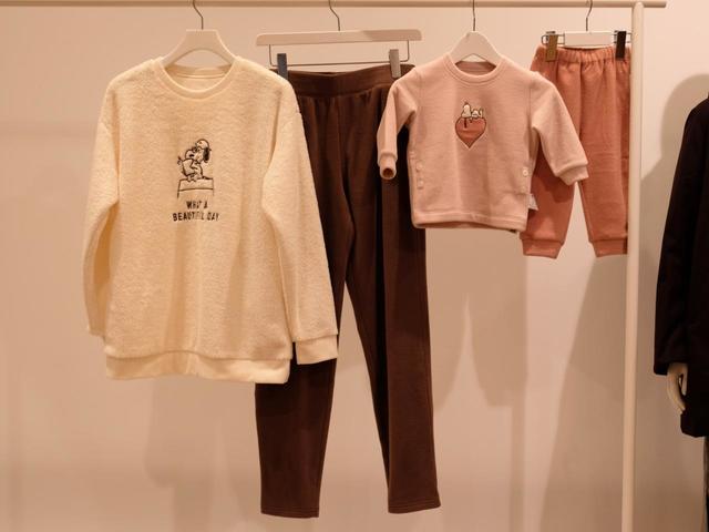 WOMEN ピーナッツ ホリデー フリースセット（長袖）￥2,990／BABY ピーナッツ ホリデー フリースパジャマ（長袖）￥1,990© 2021 Peanuts Worldwide LLC