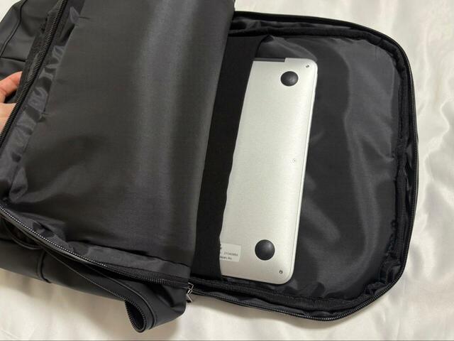 【ワークマン ベーシックバックパックⅡ】PCスリーブに14インチPCを入れてみると、若干頭が飛び出しますが収納可能。クッション性抜群なので安心して持ち運べます◎