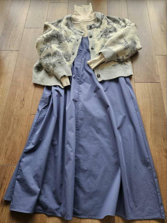 【無印良品 乾きやすいブロードキャミソールワンピース】カーディガンなどを合わせてもOK。長いシーズン活躍します!