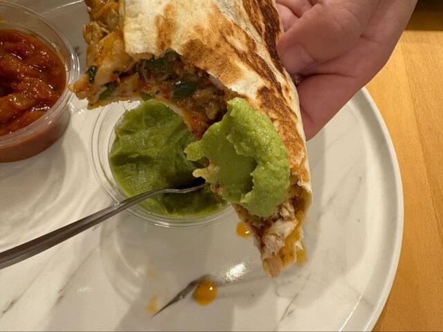 【コストコ チキンケサディーヤ】アボカドソースをたっぷりつけて食べるのが最高！コクが増して満足度もぐんとアップ♪