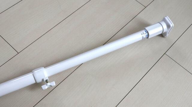 【ニトリ  強力つっぱりポール】中央ネジで位置固定し、幅広リングで最終調整