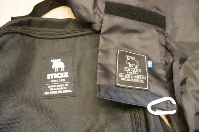 【mozのロゴを比較してみました】（左）いつものmozのロゴタグ、（右）今回のショッピングバッグのロゴタグ