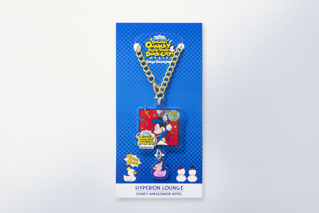 （2025年4月1日～5月15日）ハイピリオン・ラウンジ　ディズニー・パルパルーザ ドナルドのクワッキー・ダック！ダック！ダックシティ！プレミアムスウィーツセット　チャーム