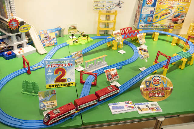プラレール レールも！車両も！情景も！60周年ベストセレクションセット／4,980円／タカラトミー
