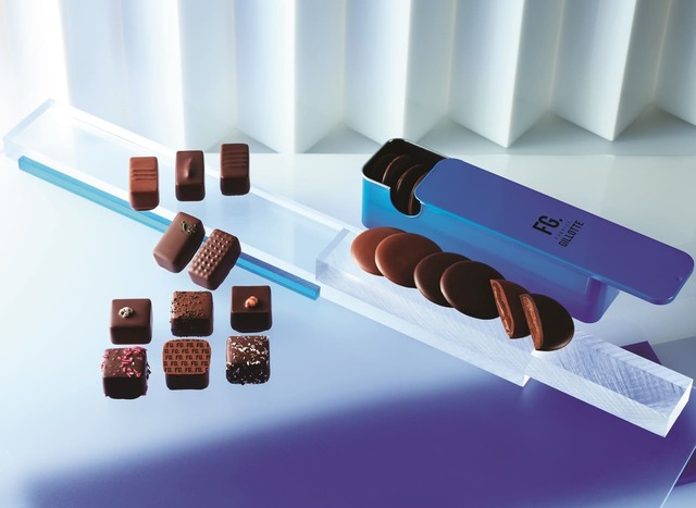 【高島屋 アムール・デュ・ショコラ】「ファブリス・ジロット」1コフレ ブルー（14個入）5,940円 2ピュア（約140g入）5,940円