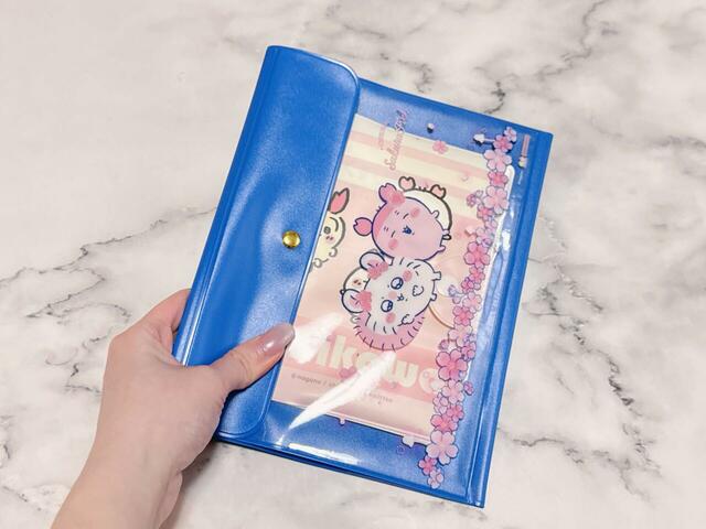 【フラットケース（ちいかわ）】サイズ：（約）縦18×横22×マチ幅0.5cm。A6サイズのお薬手帳や通帳も入るサイズ感！