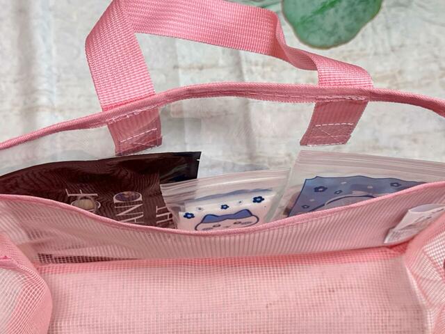 内側のメッシュポケットには、シートマスクやコットン、化粧品サンプルなど細かなものを分けて入れられて便利【アベイル×ちいかわ】「スパバッグ（ちいかわ＆ハチワレ＆うさぎ）」