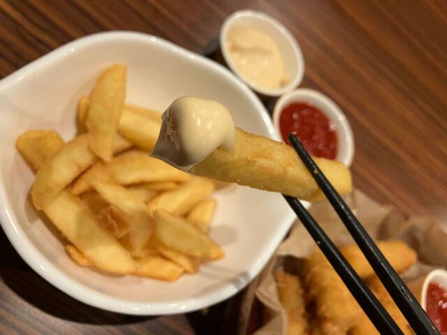 オリジナルマヨソースは、まろやかながら、おそらくにんにく等が効いているパンチのある味わい。端的に言って超美味。ポテトに合わないわけがない！
