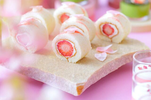 「いちごと桜のロールケーキ～いちごと桜の「恋結び」ロール～」＜期間：2026年4月1日～28日＞【【先行予約受付中】“いちご×桜×抹茶”が奏でる春色スイーツが勢ぞろい♪「ホテルニューオータニ大阪」で春のスイーツビュッフェ開催】