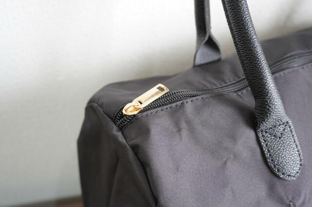 ファスナーはゴールドの金具で高級感もある