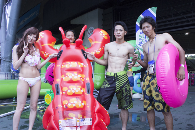 スライドザシティーに参加した水着美女たち