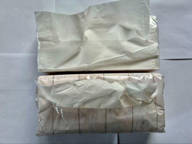 【カインズ CAINZ ソフトパックティシュー 200組×5個パック】他社製品と比較するとティッシュの取り出し口が少しせまめ