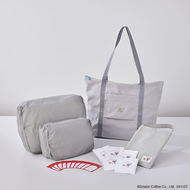 【カフェ レクセル】「軽量軽快旅具セット」15,000円（スタイリッシュなグレーカラー）：キャリーオンバッグ（グレー）、オーガナイザーAIR（2サイズ・グレー）、カフェ レクセル10周年オリジナルバッグ（グレー）、アニバーサリーブレンド ドリップコーヒー7g×5パック、フリードリンクチケット10枚