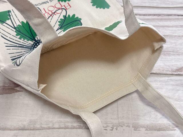 内側はポケットなどはないシンプルな作り