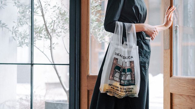 【DEAN ＆ DELUCA×Brigitte Tanaka オーガンジーバッグ】透明感のあるオーガンジー生地に繊細な刺繍を施しています