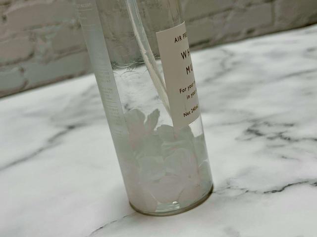 『THREEPPY（スリーピー）』ボトルを傾けると花びらも動きます