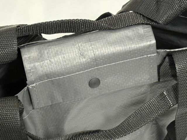 【ローソン×無印良品　たためるミニトートバッグ】上部にはフラップ付き。中身を落としてしまったり、他の人から中身が見えてしまう心配もありません◎