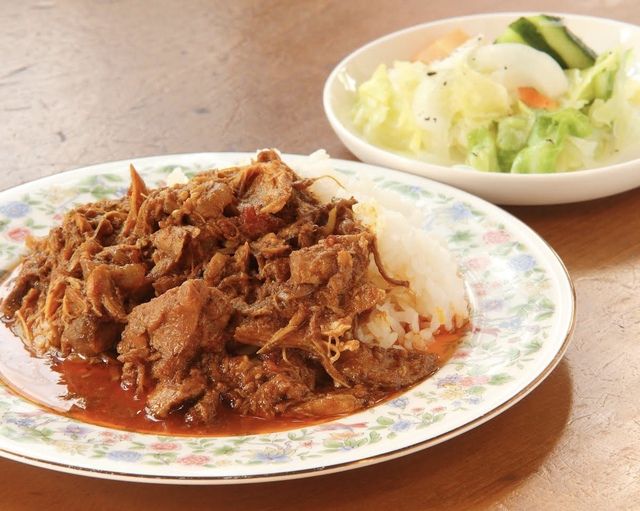 【サリサリカリー】席に着くとサラダに続き、カレーが運ばれてくる。チャイがついて1300円