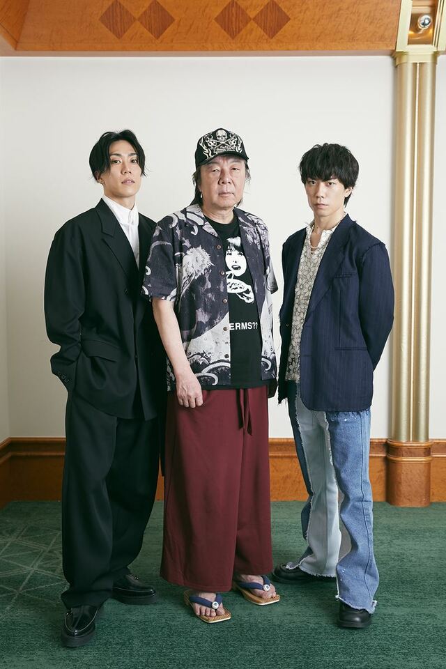 古田新太（中央）、早乙女太一（左）、早乙女友貴（右）　