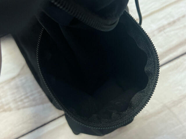 両サイドのポケットはファスナーで開閉する仕様。たくさん入ります！