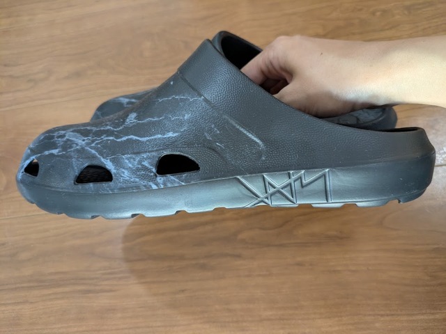 【ワークマン デザインサンダル】つま先から足の甲までしっかり覆われていて、かかと部分が露出したスリッパのような形状です