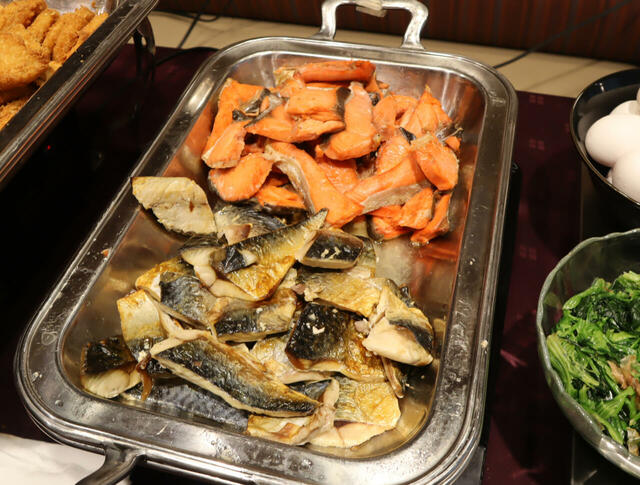 【ガスト モーニングビュッフェ】焼き鮭があると一気に朝食感が芽生えますね。焼き鯖、渋いです!