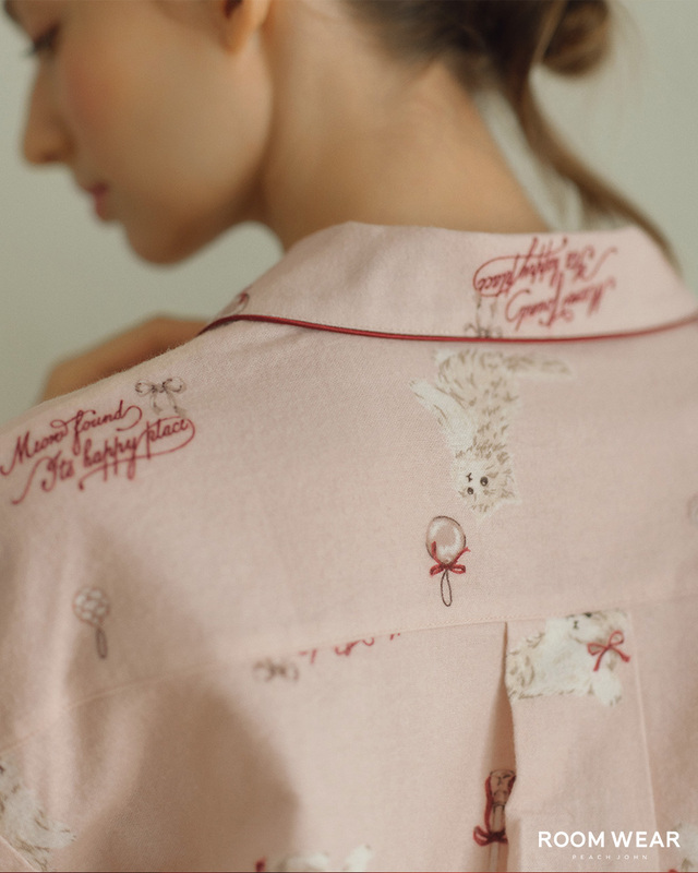 子猫とホリデイモチーフ、英文のメッセージをちりばめた可愛らしいプリント柄。