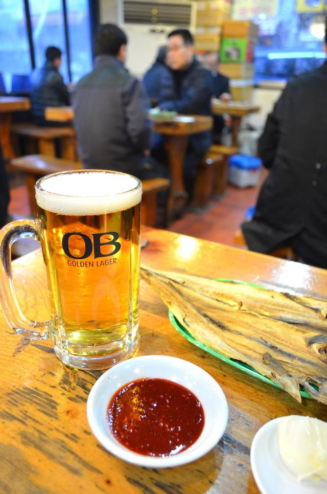 【ソウル乙支路3街】ソウルは空気が乾燥しているので、秋冬でも生ビールを美味しく飲むことができる。写真は旧「満船ＨＯＦ」の生ビールとノガリ。現在の「満船ＨＯＦ」は生ビールが4000ウォン、ノガリが1500ウォン