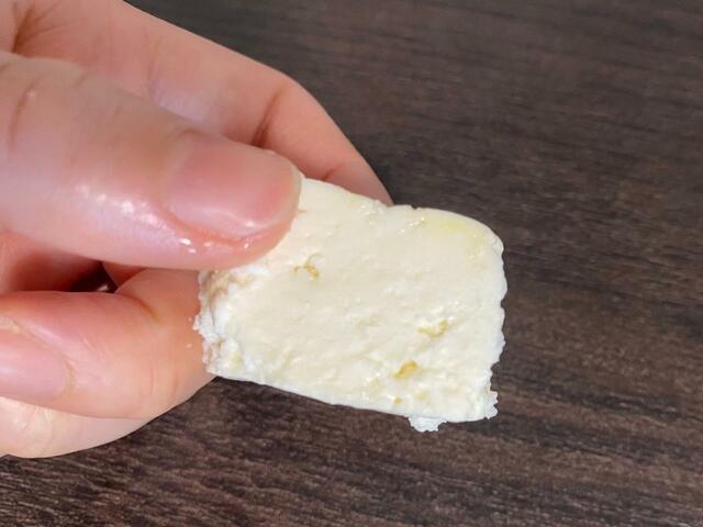【コストコ カッテージチーズ】カットすると断面に空気が含まれているのがわかります
