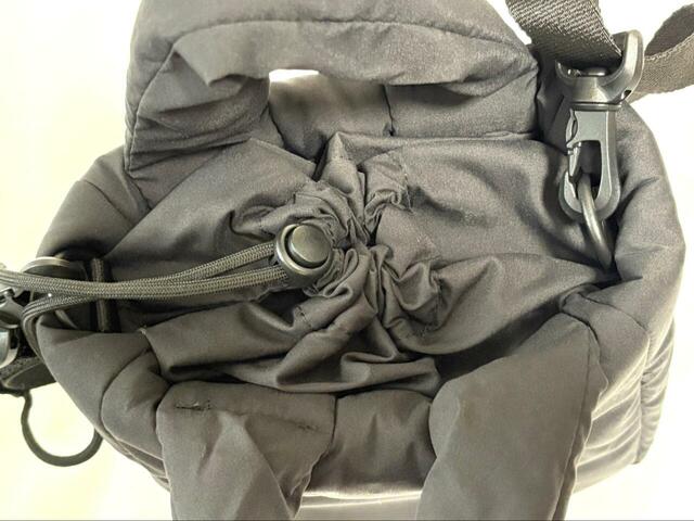 【adidas マストハブ パフィー スモール バッグ】開閉はドローストリング仕様。簡単に開け口を閉められるので使いやすいです◎