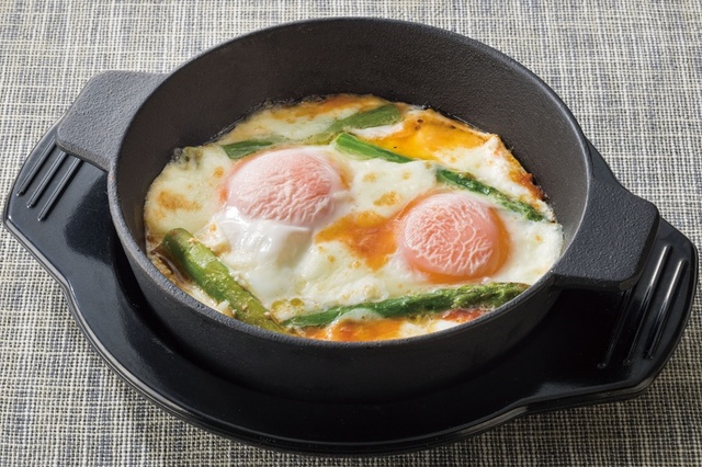 アスパラとモッツァレラ焼きwith目玉