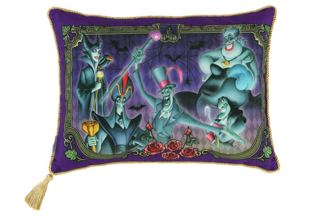 クッション 3,800円|東京ディズニーリゾート「ディズニー・ハロウィーン」スペシャルグッズ|販売店舗:東京ディズニーランド「ディズニー&カンパニー」|発売日:2024年9月30日(月)