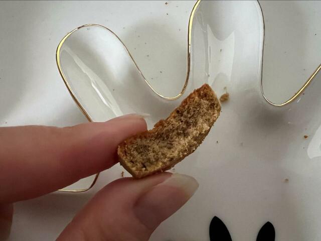 【ローソン たんぱく質がとれる 紅茶仕立てのクッキー】中もサクサク！