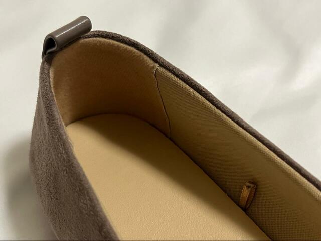 【GU スクエアフラットシューズ】かかと部分にクッション性はありませんが、パカパカするなど歩きにくさはありません