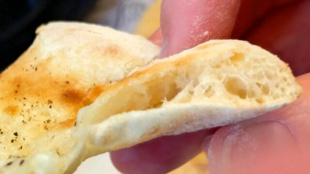 【PSマリノ イタリアンビュッフェ】クラストの耳の表面はパリパリで中はもっちり、最後のほうはスープと一緒にいただきました