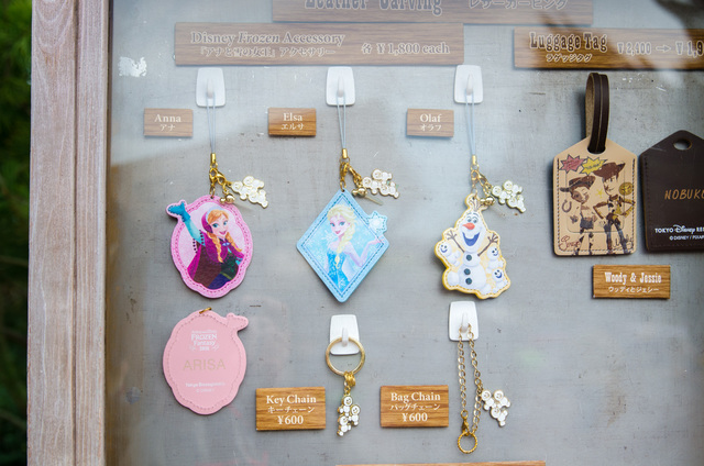 「フロンティア・ウッドクラフト」レザーカービング｜東京ディズニーランド 2016年「アナとエルサのフローズンファンタジー」