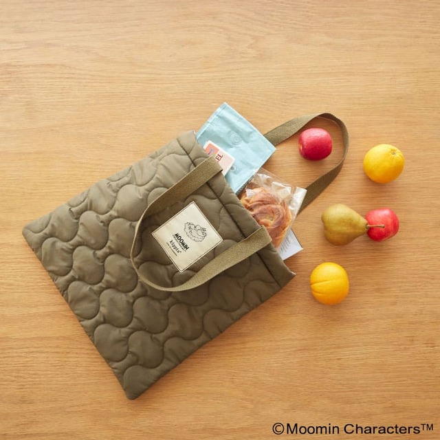 【『ムーミン×kippis たっぷり入る！ ふわ軽キルティングトートバッグ 限定デザイン』（宝島社）】持ち手も本体と同じカーキでまとめられていておしゃれ